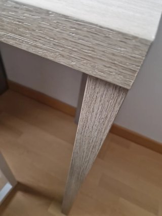 Escritorio madera grisacea y blanco con cajones