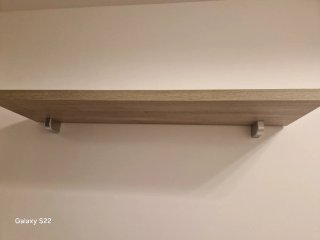 Escritorio madera grisacea y blanco con cajones