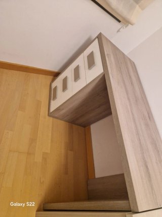 Escritorio madera grisacea y blanco con cajones