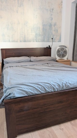 Cama de madera con colchón