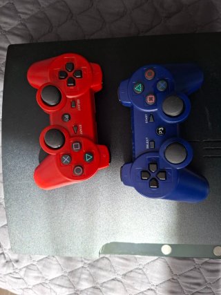Consola PS3 con 2 mandos (Rojo y Azul)