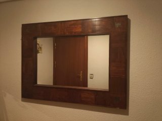 Espejo de madera grande.