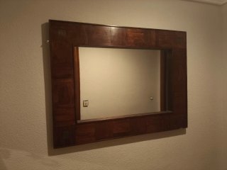 Espejo de madera grande.