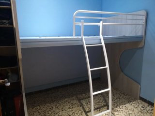 Cama litera de madera y metal