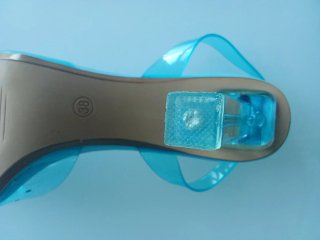 Zapatos salón transparentes.