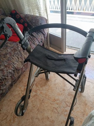 Andador ligero hecho aluminio con asiento