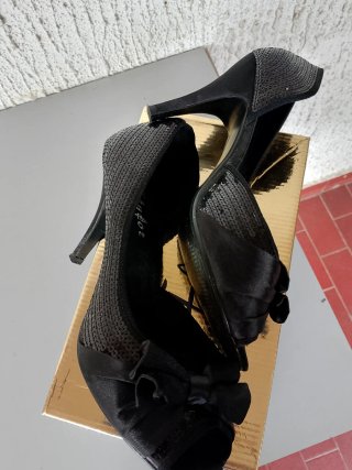 Scarpe nere tacco paillettes fiocco