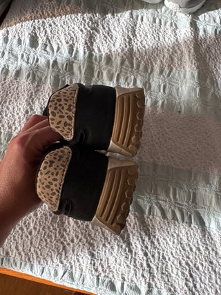 Zapatillas niña negras con estampado animal T35
