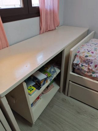 Estantería y escritorio blanco