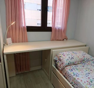 Estantería y escritorio blanco