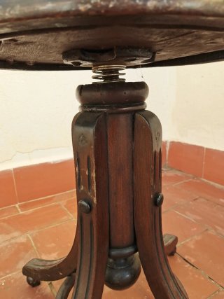 Taburete de madera para piano