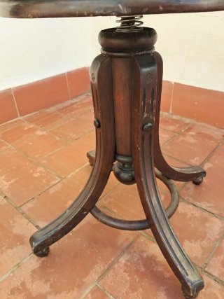 Taburete de madera para piano