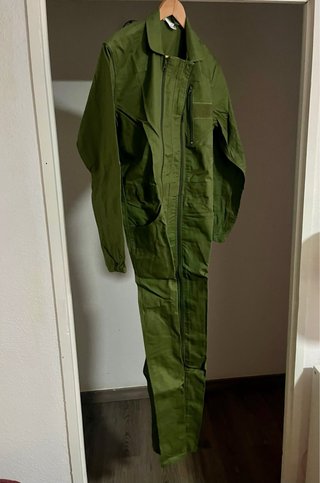 Mono de trabajo militar verde