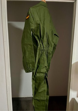 Mono de trabajo militar verde