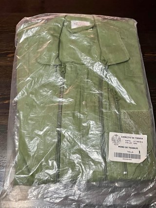Mono de trabajo militar verde