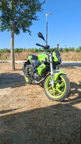 Benelli BN 125 Verde y Negra