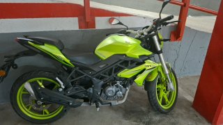 Benelli BN 125 Verde y Negra
