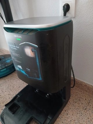 Robot aspirador Conga con base autovaciado .