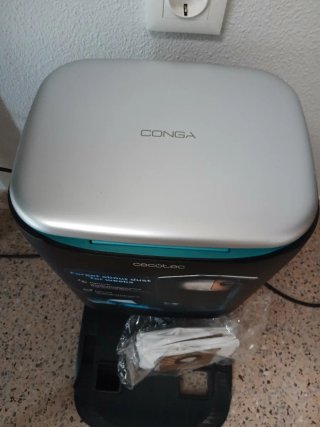 Robot aspirador Conga con base autovaciado .