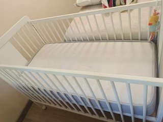 Cuna de bebé con colchón y chichonera y funda