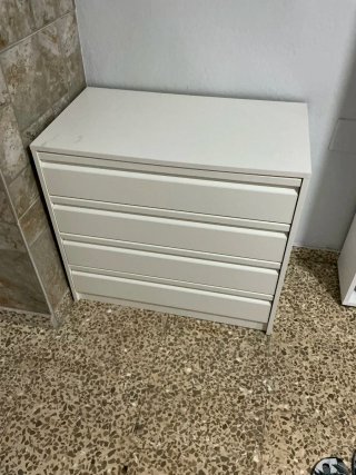 Cómoda blanca de madera