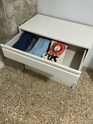 Cómoda blanca de madera