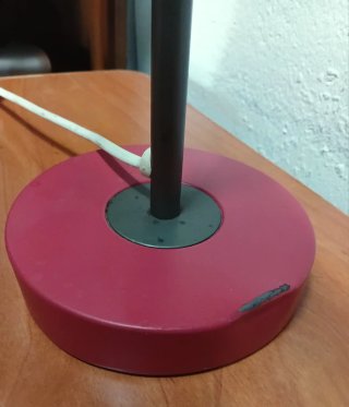 Lámpara de escritorio roja IKEA