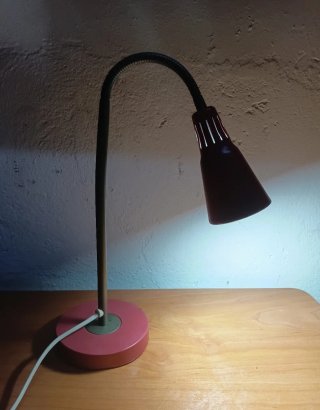 Lámpara de escritorio roja IKEA