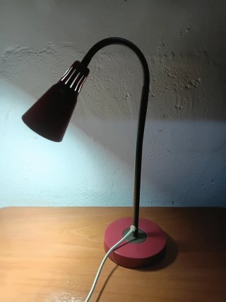 Lámpara de escritorio roja IKEA