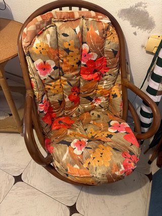 Sillón de ratán giratorio con cojín floral