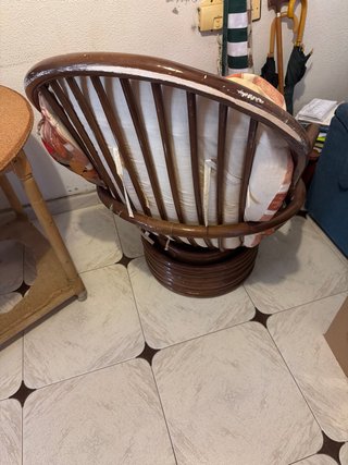Sillón de ratán giratorio con cojín floral