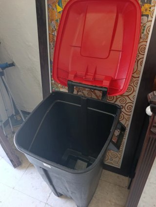 Cubos de basura grandes