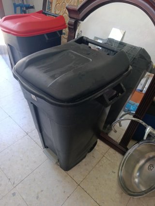 Cubos de basura grandes