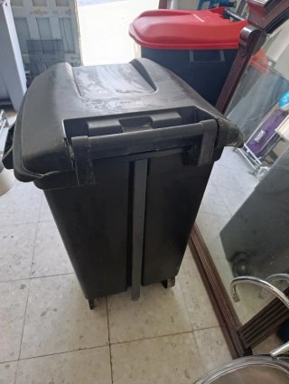 Cubos de basura grandes