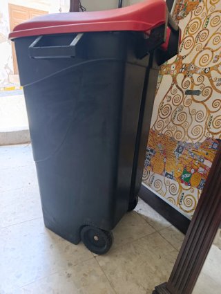 Cubos de basura grandes