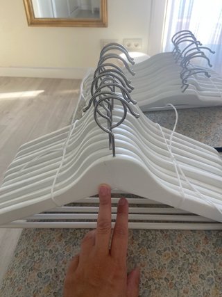 11 Perchas de madera blancas con gancho plateado