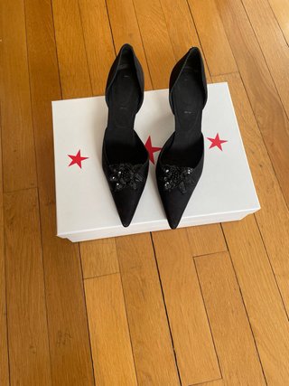Zapatos de vestir negros con pedrería