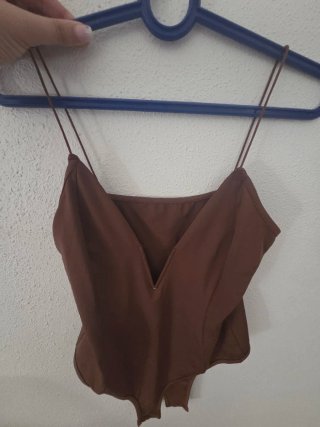 Body escotado marrón talla única