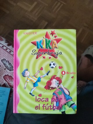 Kika Superbruja, loca por el fútbol