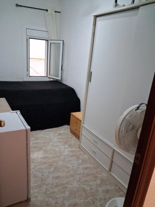 Hola buenas tardes se alquila una habitación
