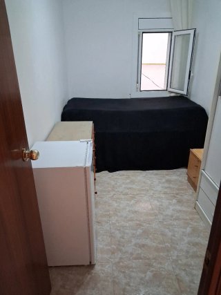 Hola buenas tardes se alquila una habitación