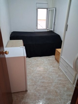 Hola buenas tardes se alquila una habitación