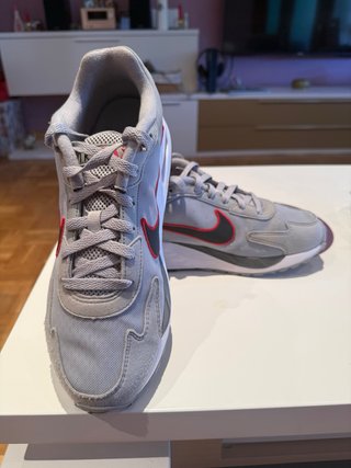 Zapatillas Nike Air grises con detalles rojos