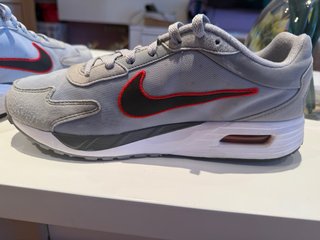 Zapatillas Nike Air grises con detalles rojos