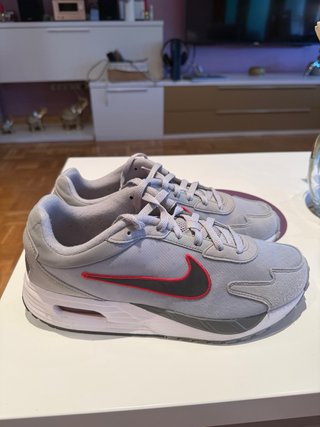 Zapatillas Nike Air grises con detalles rojos