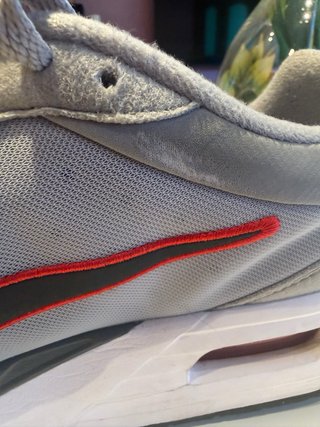 Zapatillas Nike Air grises con detalles rojos