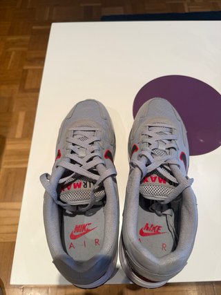 Zapatillas Nike Air grises con detalles rojos