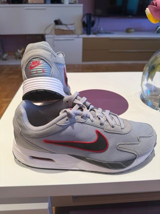 Zapatillas Nike Air grises con detalles rojos