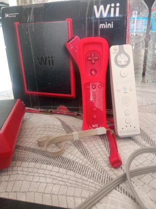 Nintendo Wii Mini Rossa con Accessori (Prezzo Negoziabile)