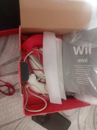 Nintendo Wii Mini Rossa con Accessori (Prezzo Negoziabile)